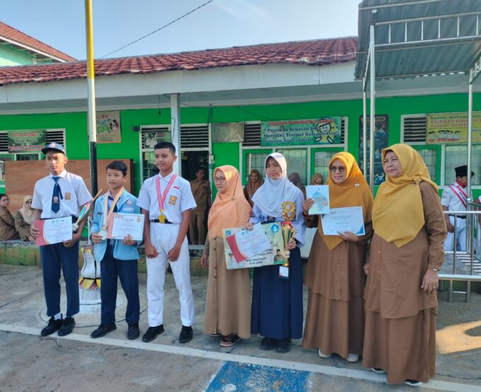 Penyerahan penghargaan bagi siswa berprestasi non akademik.  Dan penyerahan penghargaan kepada guru berprestasi internasional
