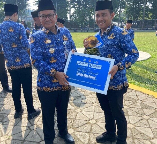Guru Olahraga SMPN 17 Kota Jambi Raih Penghargaan Pemain Terbaik Mini Soccer dari Wali Kota Jambi