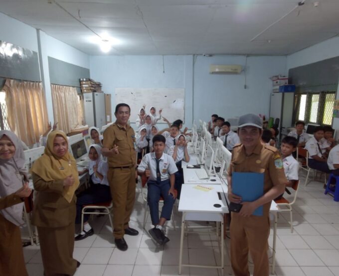 SMPN 017 Jambi Siap Laksanakan TKA, Kabid Pembinaan SMP Tinjau Simulasi Langsung.