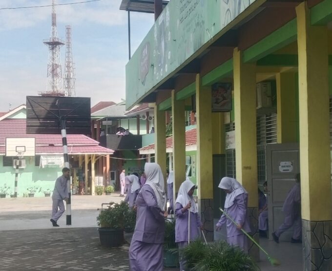Gotong Royong SMPN 017 Jambi : Murid Pilah Sampah Plastik dan Kertas untuk wujudkan lingkungan ASRI (Aman, Sehat, Resik dan Indah)