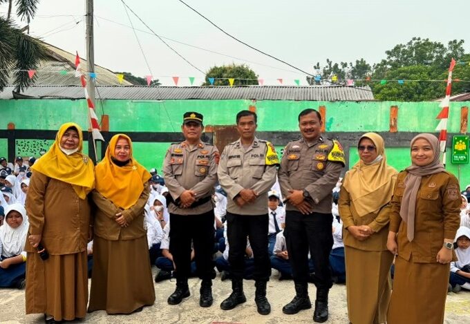 Kanit Binmas dan Tim Polsek Telanaipura Berikan Edukasi tentang Dampak Kenakalan Remaja di SMPN 017 Jambi